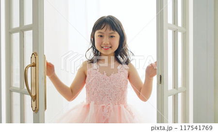 バレリーナの女の子 バレエスタジオ バレリーナの女の子 バレエスタジオ 117541769