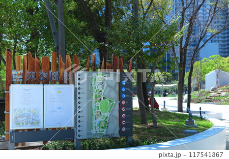 2023年にリニューアルされた、神戸市中央区の東遊園地：入口の案内図のある一角 117541867