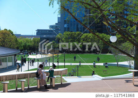 2023年にリニューアルされた、神戸市中央区の東遊園地「見晴らし広場」からの眺め 117541868