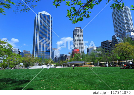 2023年にリニューアルされた、神戸市中央区の東遊園地：「芝生広場」と、背後に神戸市役所 117541870