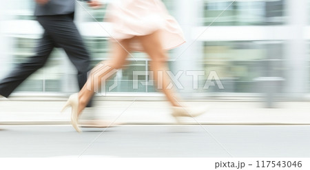 小走りで急いで歩く会社員の足元 小走りで急いで歩く会社員の足元 117543046