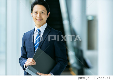 さわやかなビジネスマンイメージ さわやかなビジネスマンイメージ 117543071