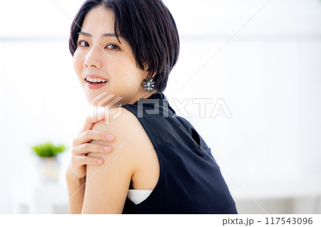 若い女性のポートレート 117543096