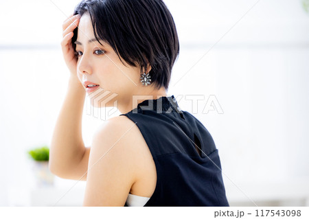 若い女性のポートレート 若い女性のポートレート 117543098