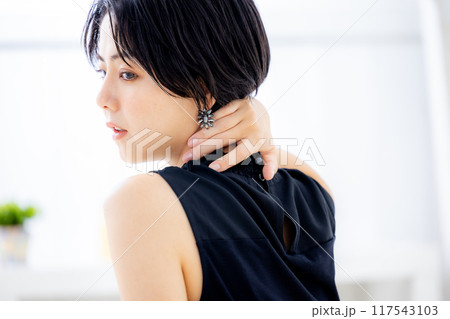 若い女性のポートレート 117543103