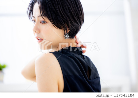 若い女性のポートレート 117543104