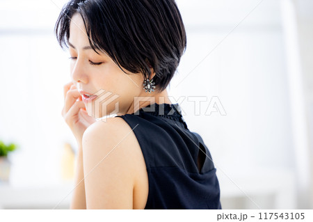 若い女性のポートレート 117543105