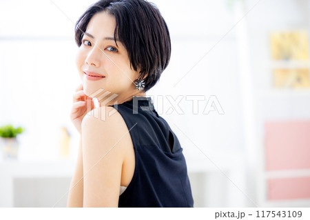 若い女性のポートレート 117543109