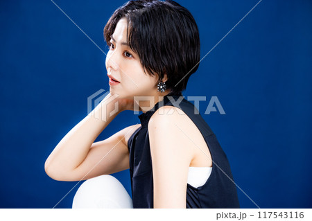 クールな女性 117543116