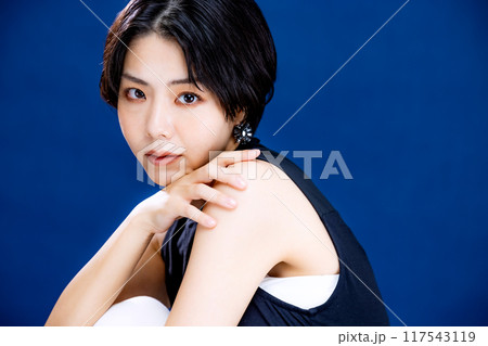 クールな女性 117543119