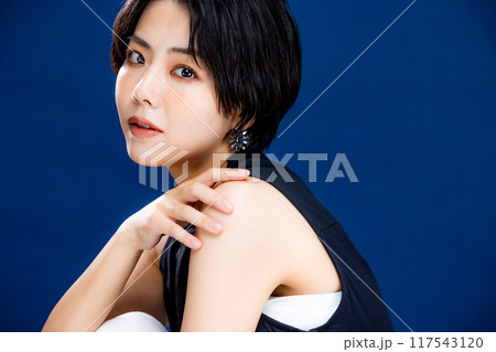 クールな女性 クールな女性 117543120