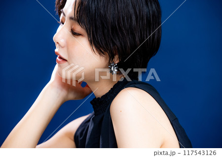 クールな女性 117543126