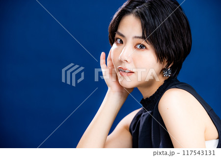 クールな女性 117543131