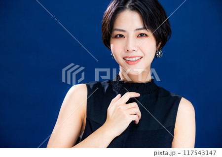 クールな女性 クールな女性 117543147