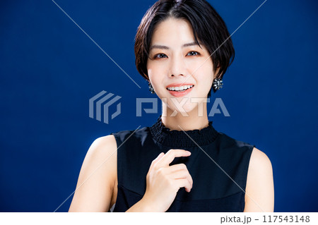 クールな女性 117543148