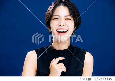 クールな女性 クールな女性 117543149