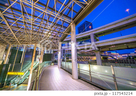 日本の横浜都市景観 横浜駅や横浜ベイクォーター、Kアリーナなどを望む。奥にきた東口A＝8月12日 117543214