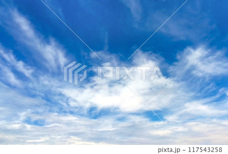 夏の青空と白い雲2 117543258