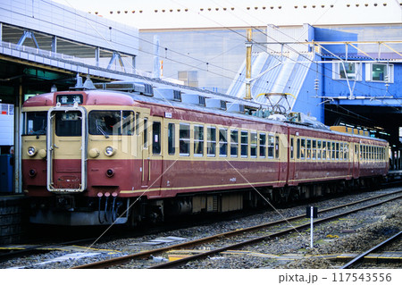 西鹿児島駅に停車中の475系電車（JR九州） 117543556
