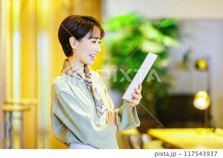 カフェで仕事をする女性　協力：PARK6 powered by bondolfi boncaffe 117543937