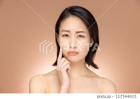 若い女性が肌トラブルで困っているイメージ 117544015