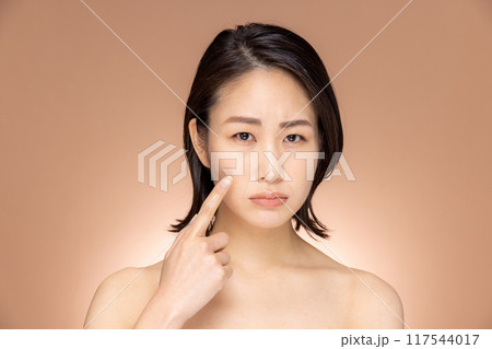 若い女性が肌トラブルで困っているイメージ 117544017