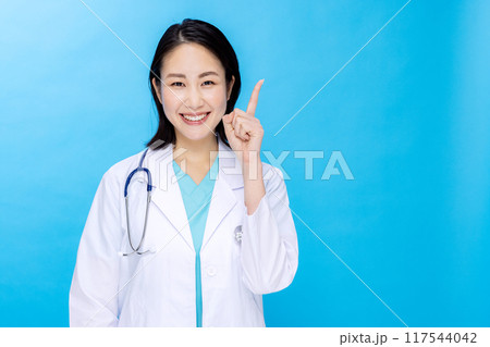 若い女性医師 白衣 若い女性医師 白衣 117544042