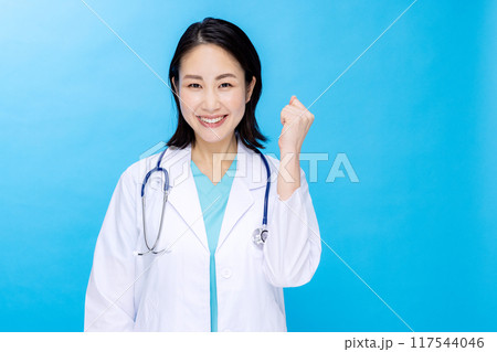 若い女性医師 白衣 若い女性医師 白衣 117544046