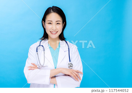 若い女性医師　白衣 117544052