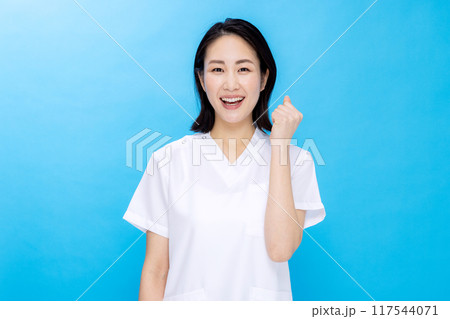 ナース姿の若い女性　カラーバック  117544071