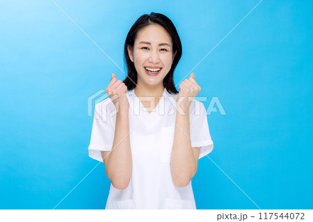 ナース姿の若い女性　カラーバック  117544072