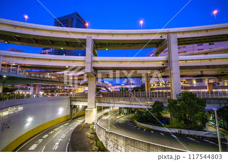 日本の横浜都市景観 みなとみらいのKアリーナや横浜ベイクォーター、首都高速などを望む=8月12日 日本の横浜都市景観 みなとみらいのKアリーナや横浜ベイクォーター、首都高速などを望む=8月12日 117544803