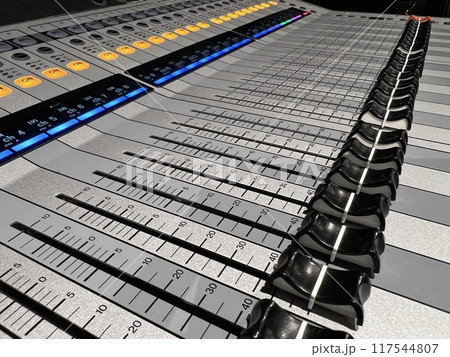 近代的なPA卓・ミキサーのクローズアップ 近代的なPA卓・ミキサーのクローズアップ 117544807