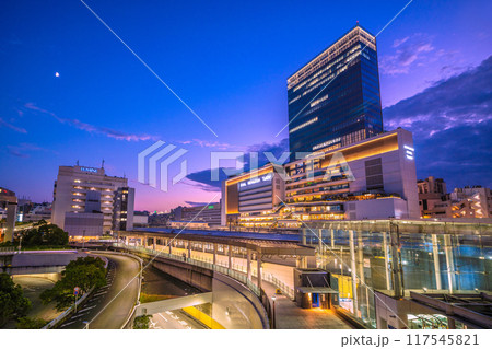 日本の横浜都市景観 横浜駅やJR横浜タワーなどを望む。美しい夕焼けが広がる 日本の横浜都市景観 横浜駅やJR横浜タワーなどを望む。美しい夕焼けが広がる 117545821