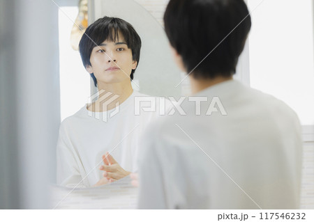 洗面所でスキンケアする男性　 117546232