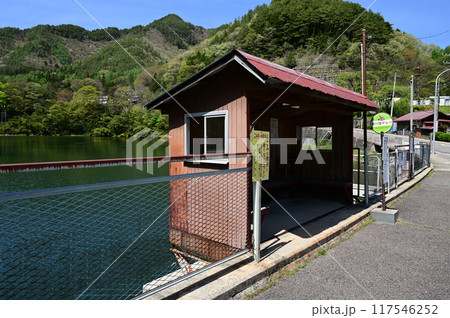 レトロな雰囲気なバス停（黒川渡ダム） 117546252