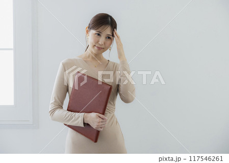 ファイルを持つビジネスウーマン ファイルを持つビジネスウーマン 117546261