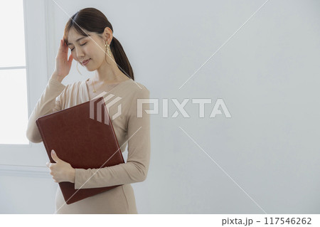 ファイルを持つビジネスウーマン　　 117546262