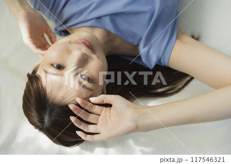 仰向けの女性のビューティイメージ　 117546321