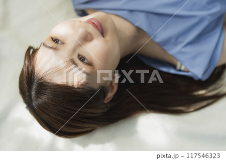 仰向けの女性のビューティイメージ 仰向けの女性のビューティイメージ 117546323