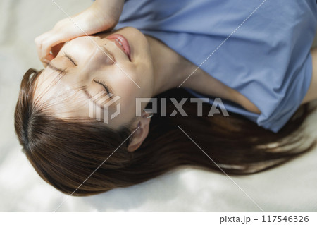 仰向けの女性のビューティイメージ　 117546326