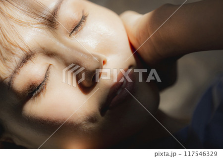仰向けの女性のビューティイメージ 仰向けの女性のビューティイメージ 117546329