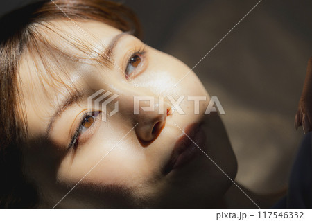 仰向けの女性のビューティイメージ 仰向けの女性のビューティイメージ 117546332