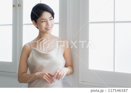 ショートヘアの女性のビューティイメージ ショートヘアの女性のビューティイメージ 117546387