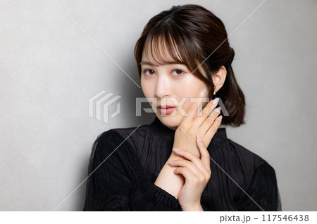 黒いブラウスの女性 　 117546438