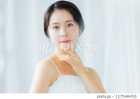 肌の潤いを実感する若い女性 肌の潤いを実感する若い女性 117546450