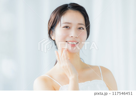 肌の潤いを実感する若い女性　 117546451