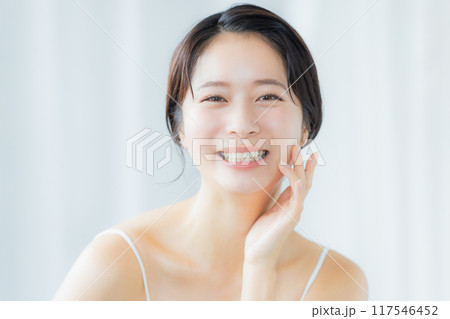 肌の潤いを実感する若い女性　 117546452
