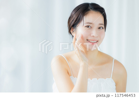 肌の潤いを実感する若い女性 肌の潤いを実感する若い女性 117546453