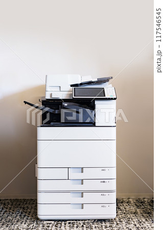 オフィス用 複合機 が オフィス に 設置 されている 【 オフィス の イメージ 】 オフィス用 複合機 が オフィス に 設置 されている 【 オフィス の イメージ 】 117546545